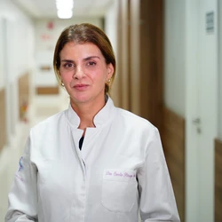 Desde de 2019, a endocrinologista e pesquisadora estuda e conduz os estudos clínicos da tirzepatida (Mounjaro) no Brasil, acompanhando a demonstração dos efeitos da molécula, a segurança e eficácia