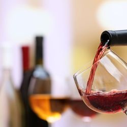 Chocolates amargos combinam melhor com vinhos tintos encorpados (Imagem: Africa Studio  | Shutterstock)