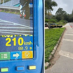 Além do condutor que estava a mais de 200 km/h, outro motociclista cometeu infração gravíssima: foi flagrado em alta velocidade, a 141 km/h; 134 motos foram fiscalizadas