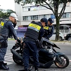 O motorista do coletivo, que faz a linha 515, contou para a reportagem da TV Gazeta que estava parado no ponto da Beira-Mar quando ouviu o barulho da batida