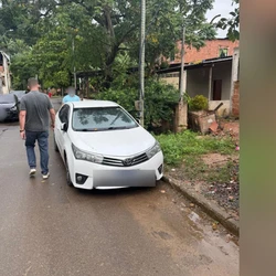 O funcionário, de 23 anos, agiu junto de um homem de 21 anos, segundo a Polícia Militar; suspeitos exigiram uma alta quantia para devolverem o Corolla levado