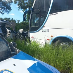 Cerca de 30 funcionários de uma empresa que estavam no ônibus foram levados a um hospital na cidade; acidente aconteceu pouco antes das 7h desta quinta-feira (12)