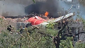 Avião rumo a Londres cai em área residencial na Índia com 242 a bordo