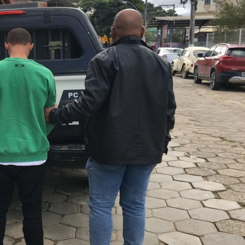Imagem - Homem com mandado de prisão é preso andando de bicicleta perto de delegacia no ES