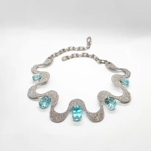 O colar Copacabana é composto por 2.846 diamantes e 49.30 quilates de turmalinas paraíbas
