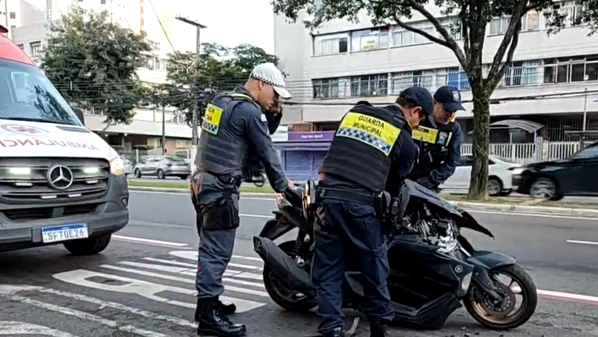O motorista do coletivo, que faz a linha 515, contou para a reportagem da TV Gazeta que estava parado no ponto da Beira-Mar quando ouviu o barulho da batida