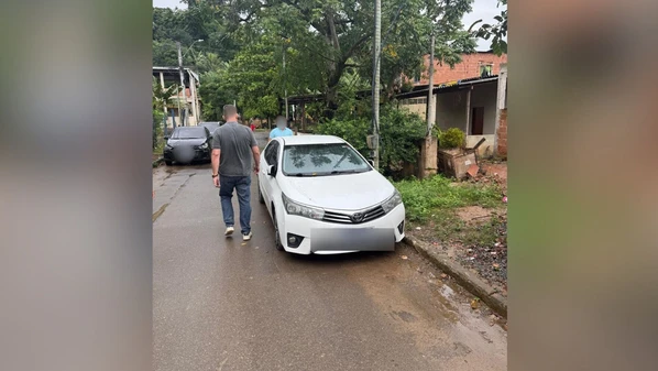 O funcionário, de 23 anos, agiu junto de um homem de 21 anos, segundo a Polícia Civil; suspeitos exigiram uma alta quantia para devolverem o Corolla levado