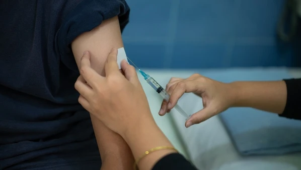 Além da proteção individual, a vacinação em massa tem um papel essencial no controle da doença em nível coletivo