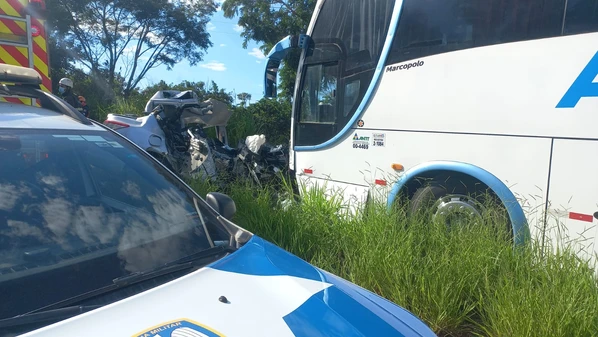 Cerca de 30 funcionários de uma empresa que estavam no ônibus foram levados a um hospital na cidade; acidente aconteceu pouco antes das 7h desta quinta-feira (12)