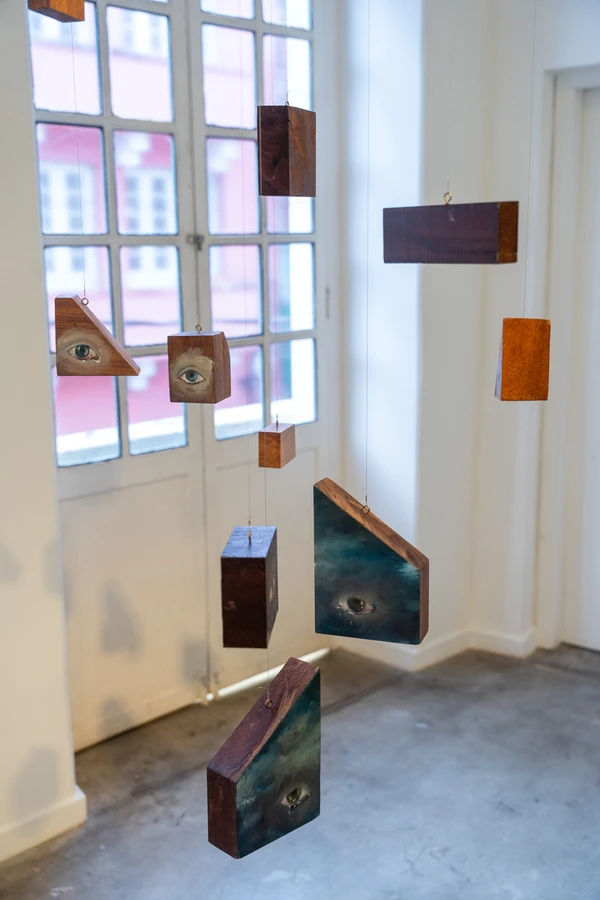 a artista visual Liliana Sanches apresenta a exposição individual “A Paixão mora no Mistério”