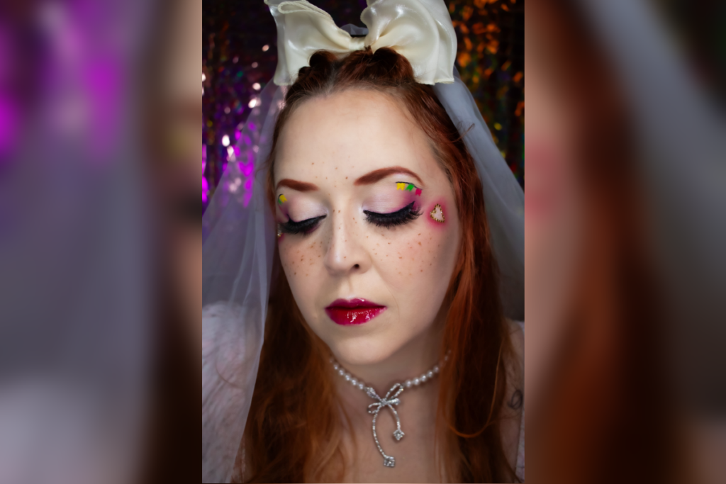 Brincar com sombras ou delineadores coloridos é uma opção para quem deseja fugir do básico (Imagem: Bia Buzon | Shutterstock)