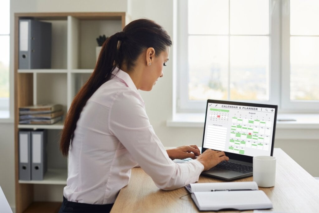 Planejar os estudos em horários realistas e adaptáveis à rotina é essencial para manter a consistência e evitar frustrações no processo de desenvolvimento (Imagem: Studio Romantic | Shutterstock)