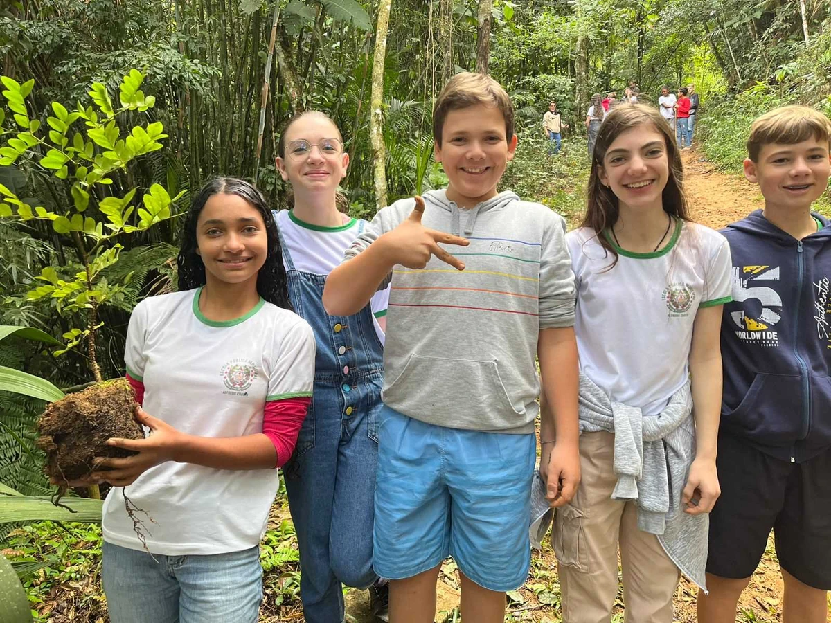 Estudantes da Emef São Bento de Urânia que estão no projeto de restauração ambiental