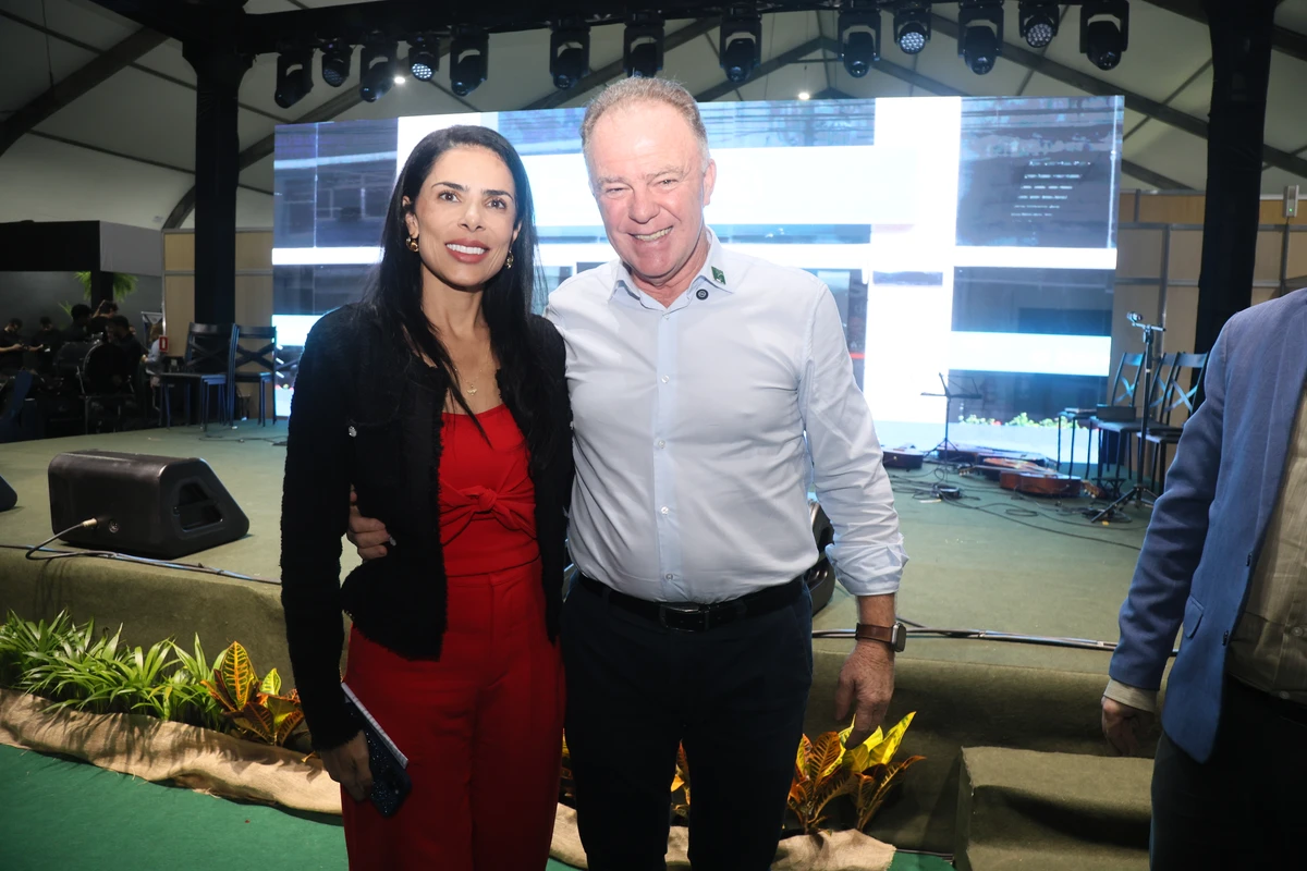 Governador Renato Casagrande e Sabrina Góis, diretora de Infraestrutura Geocientífica (DIG) do Ministério de Minas e Energia.