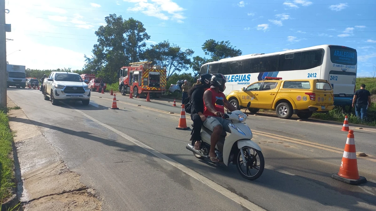 Local do acidente, em Aracruz, ficou em meia pista após acidente com morte