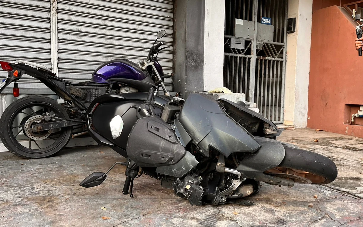 Motociclista fica ferido após bater na traseira de ônibus do Transcol em Vitória