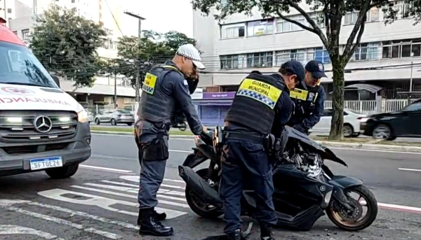 Motociclista fica ferido após bater na traseira de ônibus do Transcol em Vitória