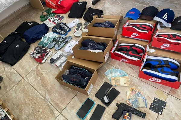  Objetos como tênis, chinelos e roupas comprados com dinheiro da vítima foram recuperados pela PM
