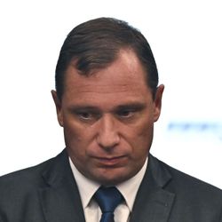 Segundo a Polícia Federal, Gilson Machado teria atuado junto ao Consulado de Portugal em Recife em maio de 2025 para tentar um passaporte português para Cid, o permitiria ao auxiliar de Bolsonaro deixar o país.