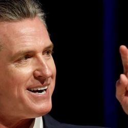 Figura importante da ala progressista democrata, Newsom fez da Califórnia o principal bastião de oposição às políticas de Trump.
