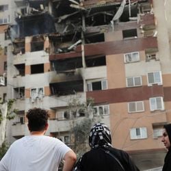 O ataque de Israel ao Irã não só foi mais abrangente e intenso do que as duas operações militares anteriores, realizadas em 2024, como também parece ter adotado parte da estratégia usada na ofensiva israelense contra o Hezbollah no Líbano em novembro passado.