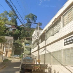 A prefeitura informou que a interdição foi causada pela falta de alvará e a necessidade de adequações estruturais e elétricas para garantir a segurança de todos