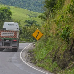 Série histórica revela alta após 2020 e aponta 2024 como o ano mais letal, com 4.995 mortes nas estradas.
Dados da PRF e do DNIT indicam que 80% da malha ainda é de pista simples