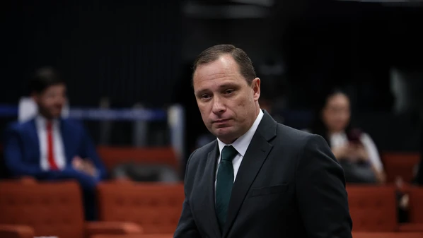 Militar afirmou que família viajou para aniversário nos EUA; colaboração premiada fica de novo sob risco após supostas mensagens