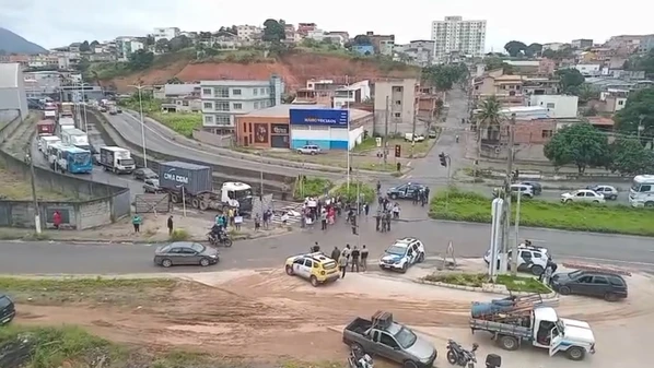 Protesto nesta sexta-feira (13) chegou a bloquear o trânsito na rodovia, no começo da manhã; manifestação é contra construção de um centro para atender população em situação de rua