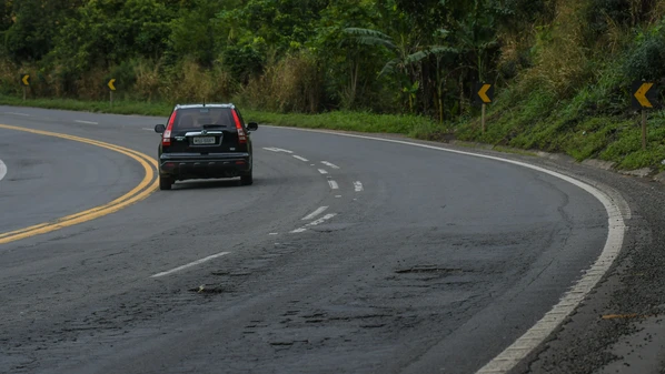 Polícia Rodoviária Federal informou que trecho no km 185 foi afetado na manhã desta sexta-feira (27)