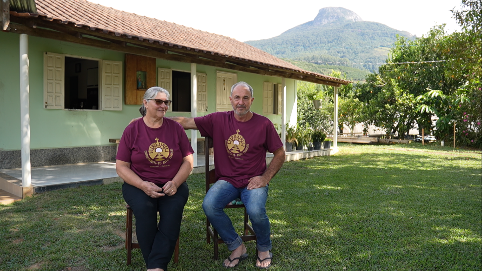 Os produtores rurais Edineia Sartori e Valentim Fioresi confeccionam tapetes de Corpus Christi há mais de 20 anos. Crédito: Matheus Martins/TV Gazeta Sul