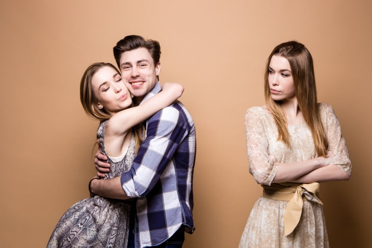 As brigas sem motivo e a distância entre o casal podem ser causadas pela inveja (Imagem: Roman Seliutin | Shutterstock) 