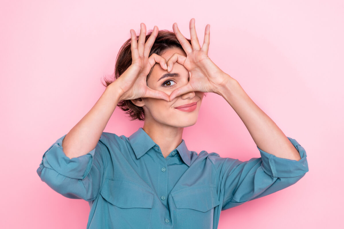 Simpatias para atrair amor podem ser feitas na sexta-feira 13 (Imagem: Roman Samborskyi | Shutterstock)