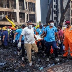 A BBC ouviu testemunhas oculares e sobreviventes em terra para revelar o que aconteceu quando o avião da Air India caiu na quinta-feira (12/6).