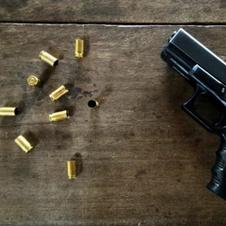 Mulher de 27 anos estava na varanda com o marido e o bebê quando acabou morta. Câmeras de segurança da casa gravaram o acidente