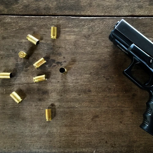 Imagem - Criança de 2 anos atira e mata mãe enquanto brincava com arma do pai em MS