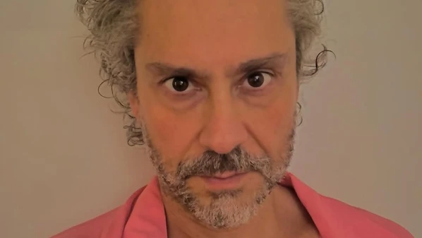 Se, por um lado, seu personagem maltrata os funcionários e desvia dinheiro da empresa em que trabalha, por outro, é atencioso e carinhoso com a sobrinha e afetuoso com a namorada