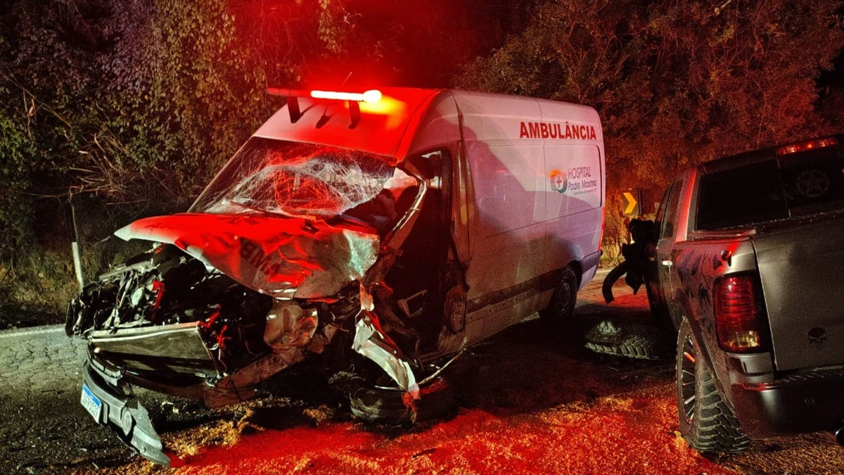 Ambulância foi atingida por caminhonete que invadiu a contramão na BR 262, em Viana