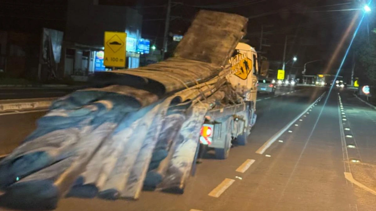 Caminhão é flagrado transportando lonas furtadas do SAAE em São Mateus