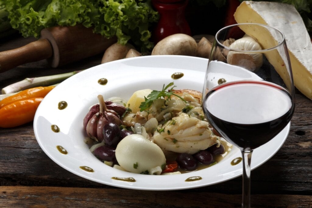 Apesar da tradição com vinho branco, o bacalhau também pode ser apreciado com tintos leves (Imagem: rocharibeiro | Shutterstock)