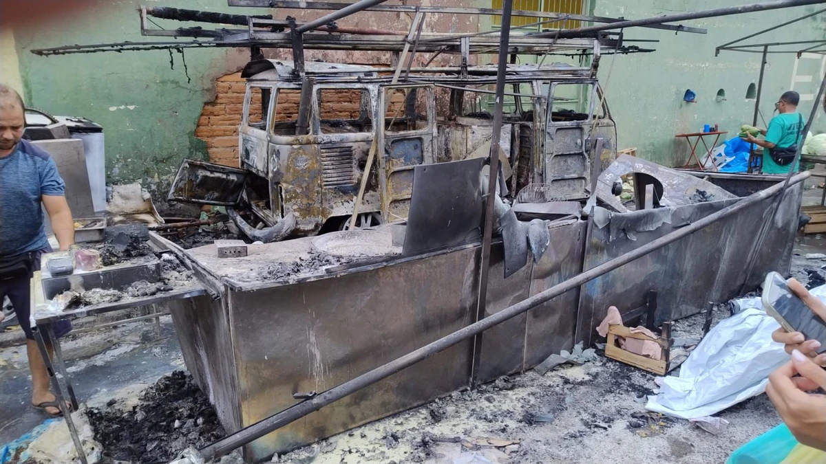 Kombi onde Rosilda vendia os pastéis ficou completamente destruída
