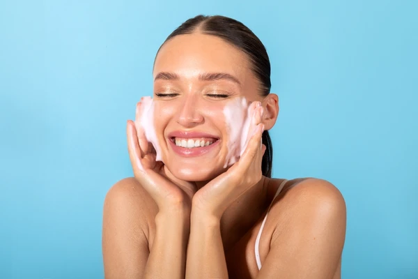 Mulher usando espuma facial