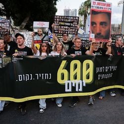 A população israelense quer cada vez mais acabar com a guerra em Gaza — principalmente devido à preocupação com os reféns mantidos no território palestino.