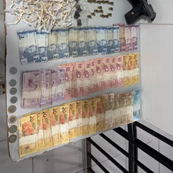 Com o trio, foram encontrados pedras de crack, buchas de maconha, papelotes de cocaína, uma pistola, dois carregadores e 41 munições