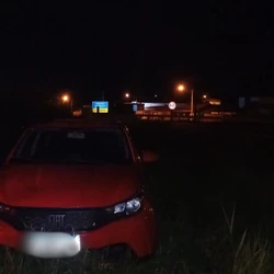 Suspeitos foram autuados em flagrante pelo crime de roubo qualificado. Um terceiro indivíduo, que estava no veículo, não foi localizado pela PM