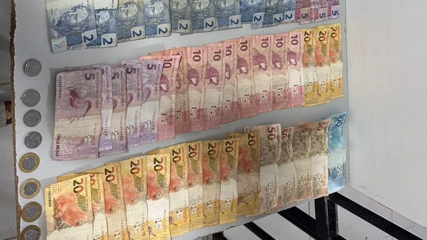 Com o trio, foram encontrados pedras de crack, buchas de maconha, papelotes de cocaína, uma pistola, dois carregadores e 41 munições