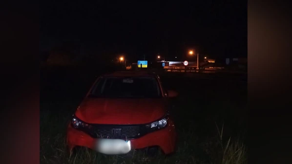 Suspeitos foram autuados em flagrante pelo crime de roubo qualificado. Um terceiro indivíduo, que estava no veículo, não foi localizado pela PM