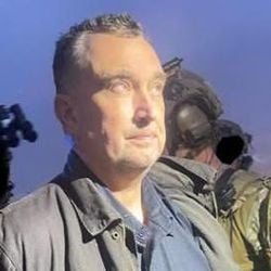 As autoridades buscavam o suspeito desde sábado, quando ocorreu o atentado. O homem, de 57 anos, é proprietário de uma empresa de segurança e se declara evangélico. Segundo pessoas próximas, ele é apoiador de Donald Trump e contrário ao aborto