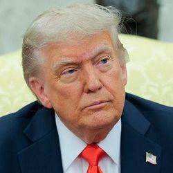 Trump teria dito ao primeiro-ministro de Israel que assassinar Khamenei "não é uma boa ideia", segundo uma autoridade americana.