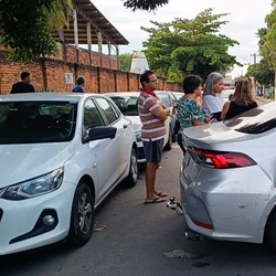 Suspeito roubou carro em supermercado, bateu em vários veículos e fugiu com outro automóvel após novo assalto na Serra
